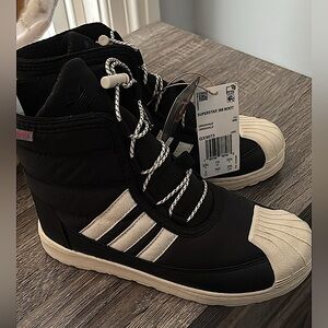Kids unisex sneaker boots.